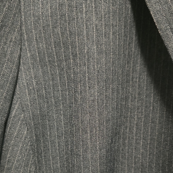 Le Suit Dark Gray Pinstripe Pantsuit Excellent Condition Size 22 W - Picture 8 of 16